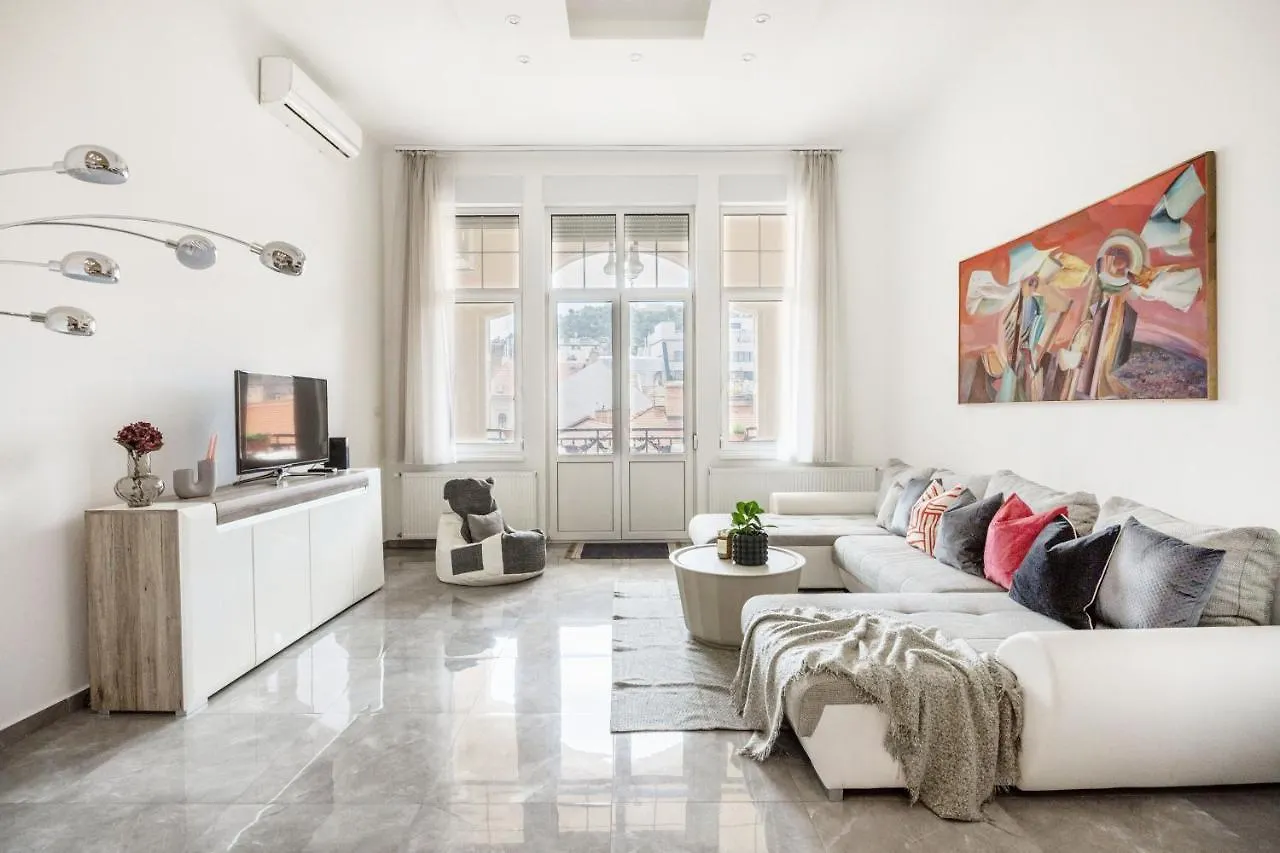شقة بودابست  في Walk To Vaci Street - Live In Lux Designer Apt W/ Amazing Views 0*,