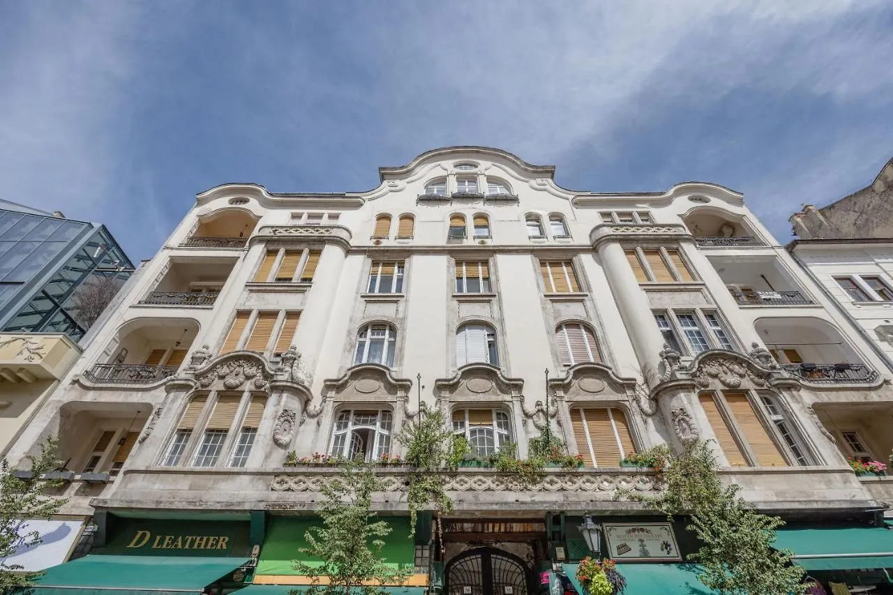 شقة بودابست  في Walk To Vaci Street - Live In Lux Designer Apt W/ Amazing Views المجر