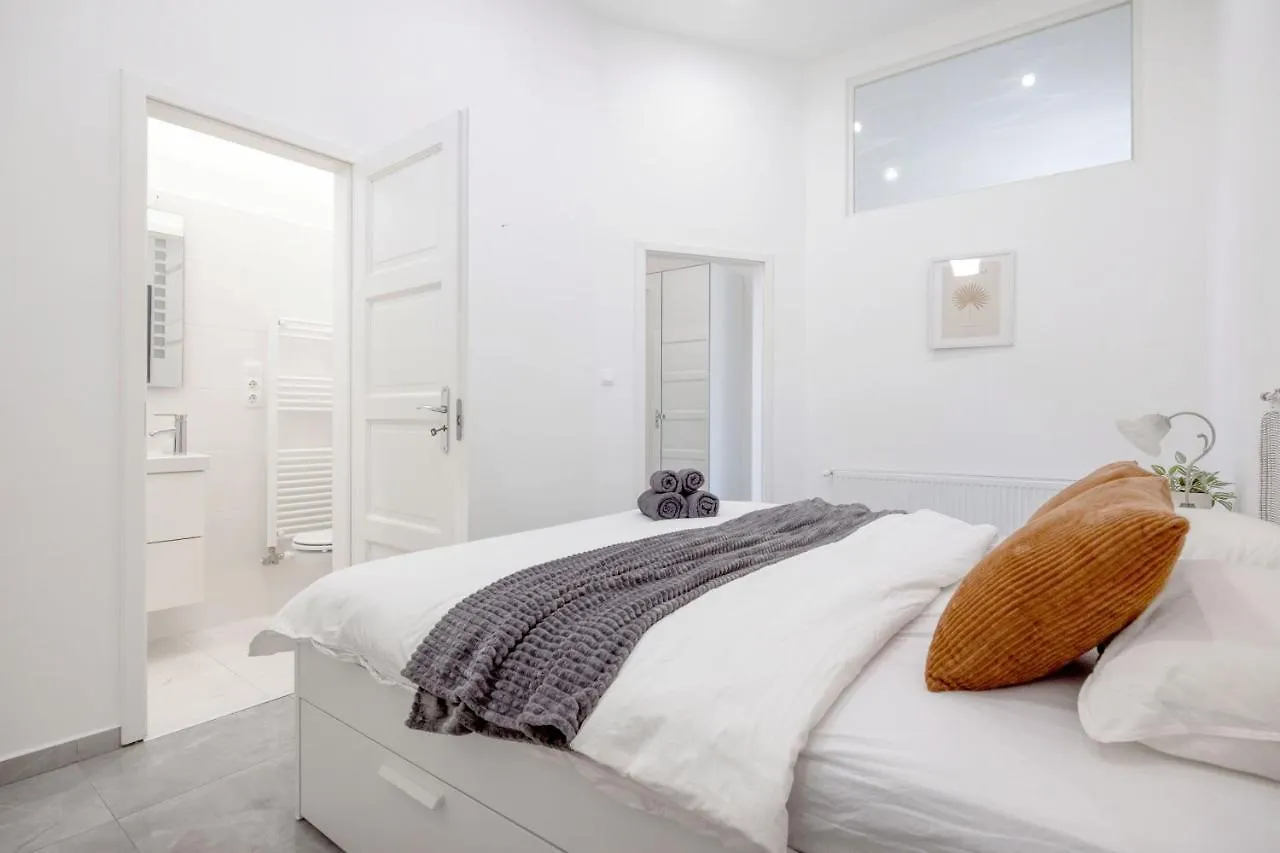شقة بودابست  في Walk To Vaci Street - Live In Lux Designer Apt W/ Amazing Views