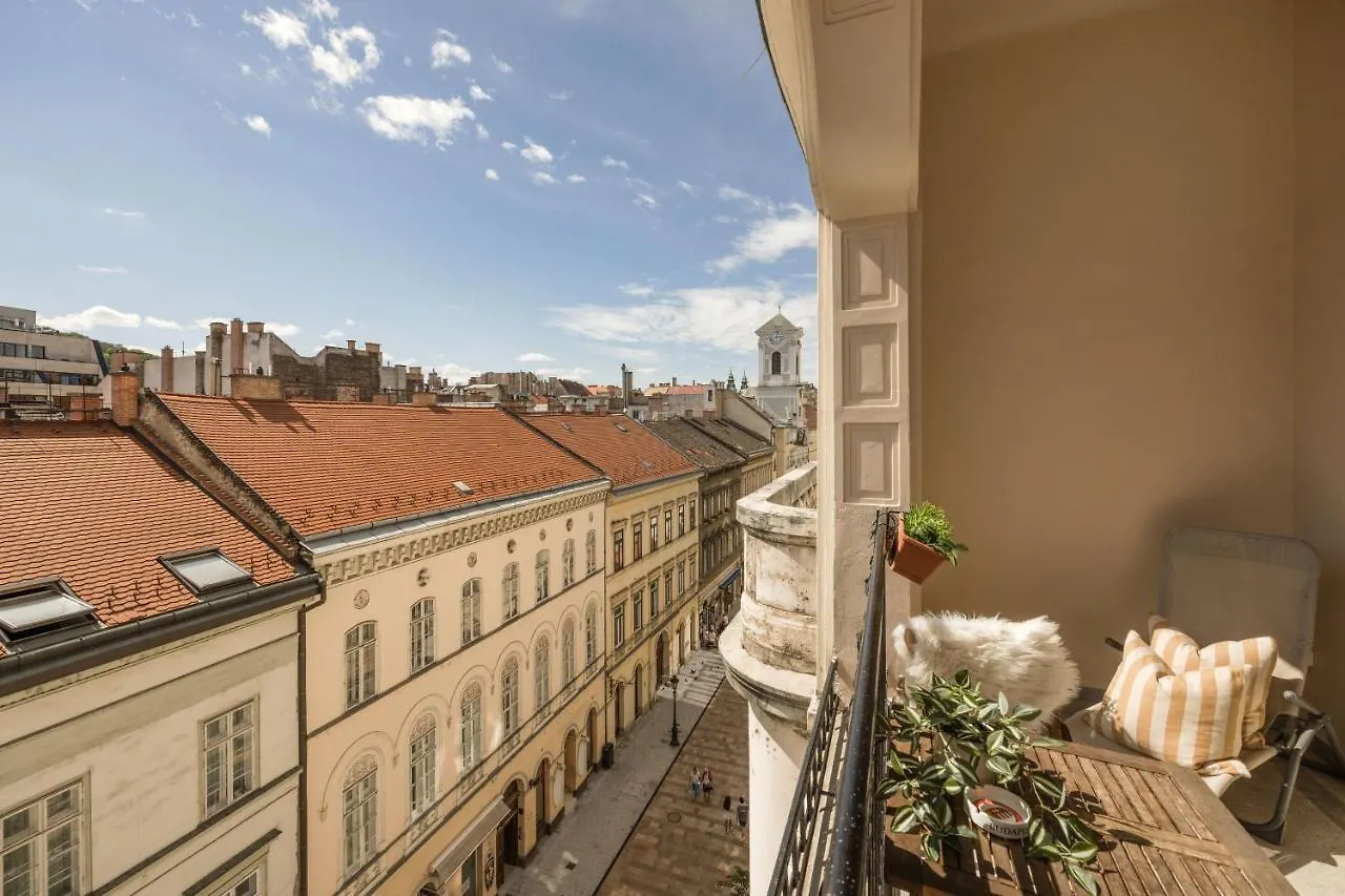 شقة بودابست  في Walk To Vaci Street - Live In Lux Designer Apt W/ Amazing Views